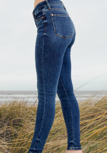 JUDY BLUE MID-RISE HANDSAND CLASSIC SKINNY JEAN
